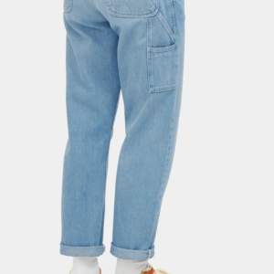 Säljer mina nästintill oanvända carhartt jeans då de är för små! W26