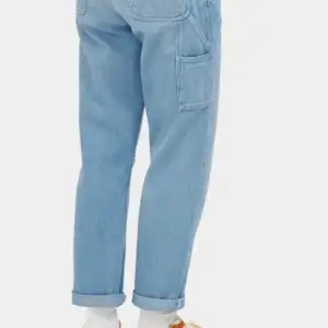 Säljer mina nästintill oanvända carhartt jeans då de är för små! W26