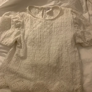  Vit blus Från Zara -  Jättesöt vit blus från zara. Jag säljer också denna i ljusblå. Nästan aldrig använd och storlek 152.💞💞