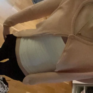 Rosa kofta  - Supersöt rosa kofta från Jacqueline de yong i storlek s