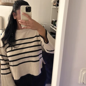 Randig stickad tröja  - Denna tröjan från berskha ska nu säljas!  Otroligt skön tröja och skit snygg dessutom med en fin slut på vardera sida!  Nypris 279kr