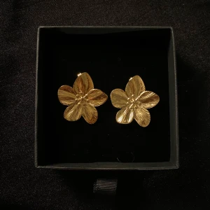 Blomma örhängen - Rostfria örhängen⭐️ Matchande ring finns! Tryck gärna på köp nu!