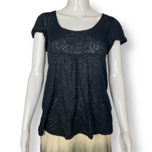 Tröja  - Fin tröja, står varken märke eller storlek. Genomskinligt tyg. Axel till axel 33ish, ärmlängd 14cm, armhåla till armhåla 44cm & längd 63cm