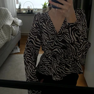 Blus - Söt omlottblus från Vero Moda i storlek xs🤩 Jätte fin och har endast använts en gång🙌🏼