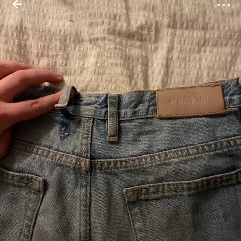 Ljusblå bootcut Acne Jeans, med några defekter ( nötta baksidor på jeans, hål vid insidan av framfickan med det syns ej) men överlag bra skick, skriv för fler bilder. Jeans & Byxor.