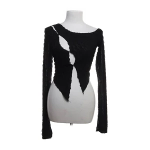 Svart långärmad topp - Svart långärmad topp från Shein men köpt på Sellpy i storlek XS men den sitter som en XXS. Aldrig använd av mig. Ärmarna är ganska små och sitter tajt.