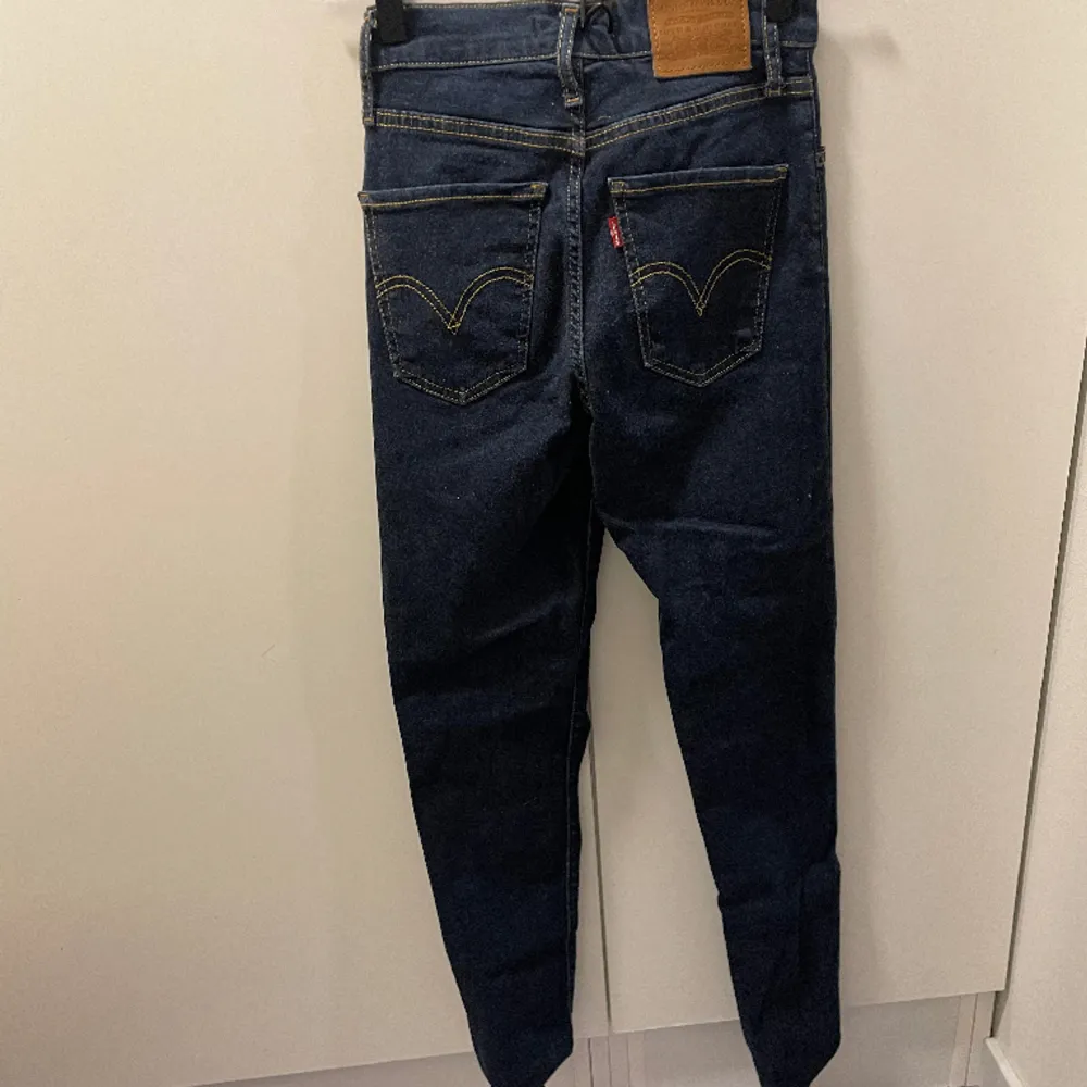 Mörkblåa skinny jeans från Levis i storlek W24. Använda endast ett par fåtal gånger och är i nyskick.. Jeans & Byxor.