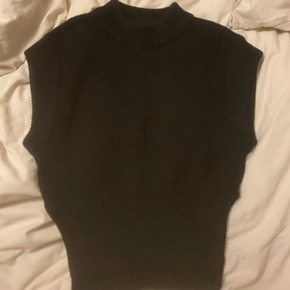 Stickad väst/tröja från Gina tricot med snygg slit på sidorna i storlek XS.  Använd ca 4 gånger  Säljer för 150 kr. Stickat.