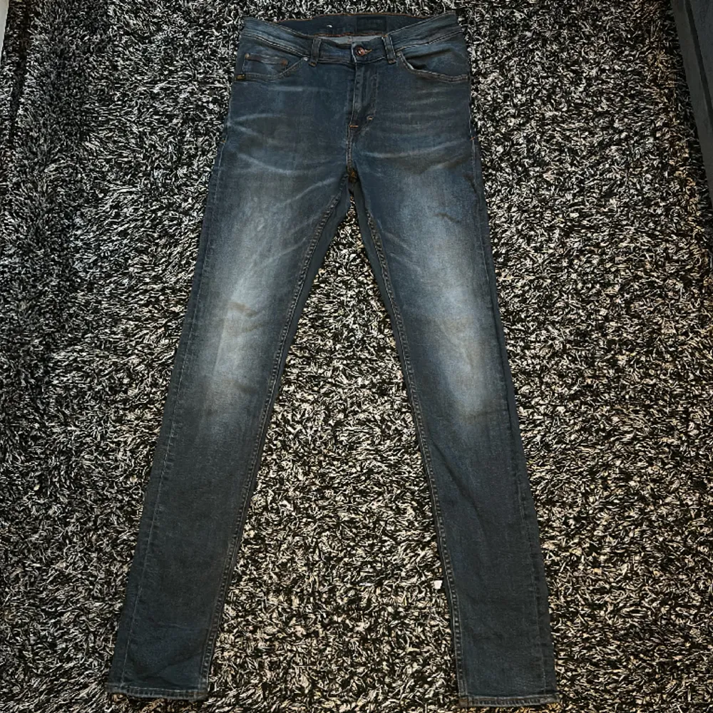 Dags att sälja mina otroligt fina Tiger of sweden Slim jeans. Bra skick, ända problemet kan man se på sista bilden därav priset. Använd fåtal gånger. Pris kan diskuteras. Kan mötas i T centralen. Jeans & Byxor.