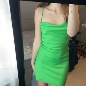grön klänning  - helt ny klänning från mango! perfekt att ha utomlands! skulle passa någon med större byst bättre 💓 storlek xs, jag bär vanligtvis s men den är för stor i bysten 💓 