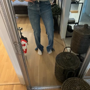 Byxor med slits - Bra sick, aldrig använda, för långa för mig och är 163 arnas sitter dom bra