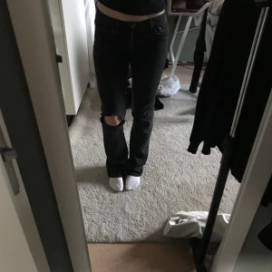 Crocker jeans - Säljer nu mina crocker jeans då jag inte använder dem så mycket💛 strl w28/32, pris går att diskutera!💕 bara att skriva om du har några frågor💛