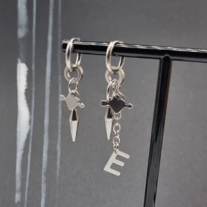 Handgjorda örhängen  - Handgjorda örhängen●Följ :@ekjewelryofficial🤲 ● 💎Material- 100% rostfritt stål ●Örhängeskrokar -rostfritt stål. Nickel fri. Längd -6cm och 4cm.  Vattentåliga, ändrar inte färgen! Köp för 1st-90kr eller 170kr/paret