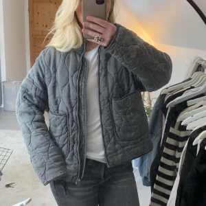Zara jacka - Grå jacka som är helt slutsåld på zara, stl XS men är oversized🫶🏼väldigt fint skick❣️