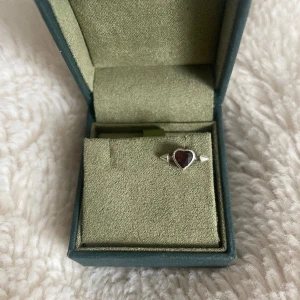 Maria Nilsdotter Örhänge - Intressekoll på detta örhänge från Maria Nilsdotter, köpt sommaren 2023 men knappt använd, nypris 1795, mitt pris: 1200kr