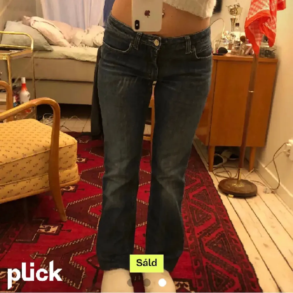 säljer mina acne jeans då dom var lite stora men jätte fina💗 bilder från förra ägaren. Jeans & Byxor.