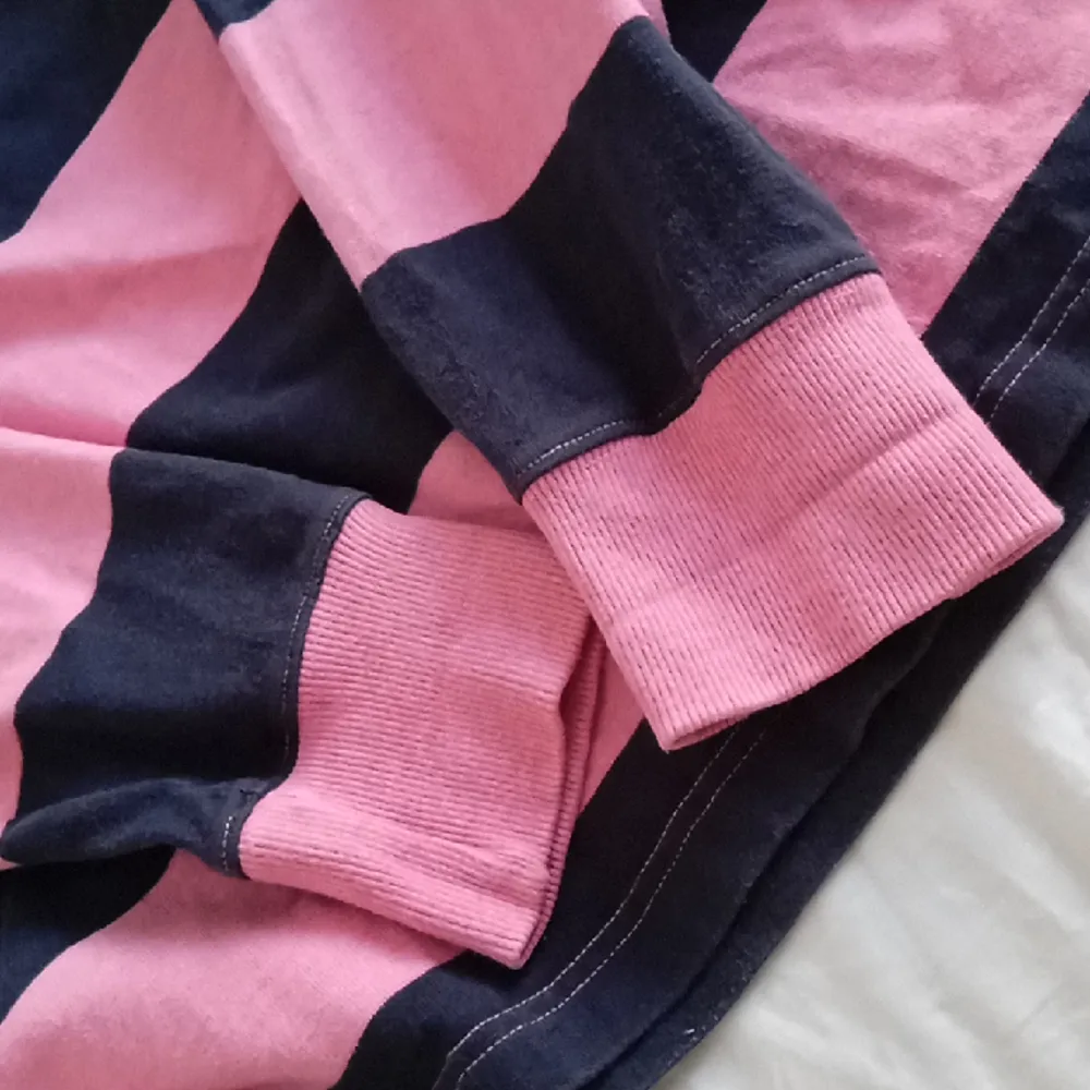 Mörkblå/rosa randig tröja från GANT. Strl 3 XL. 3Knappar vid halsen. Upplevs inte så stor. Tröjor & Koftor.