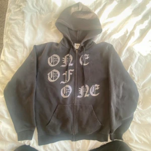 zip up säljes - säljer denna jättefina zipup hoodien från one of one, de är rhinestones på framsidan. I använt men fint skick, skriv för fler bilder. 