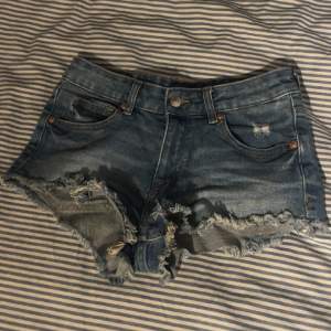 Säljer dessa lågmidjade jeansshorts från H&M i bra skick då dem e för små för mig🤍