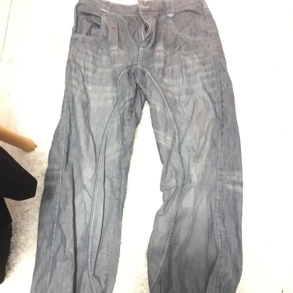 Snygga baggy jeans med band man kan dra åt vid anklarna. Har en liten blek fläck men som jag personligen aldrig skulle lägga märke till.. Jeans & Byxor.