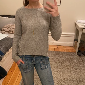 Stickad tröja med detaljer - Superfin stickad tröja med coola detaljer. Jättebra skick, fint material