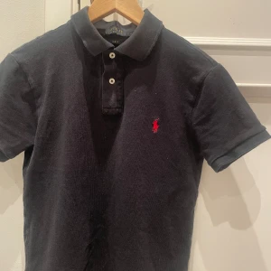 Raulph Lauren Piké - Raulph lauren Piké Svart med röd detalj Storlek M Skick 7/10 Pris kan diskuteras  Bara att skriva till mig. 