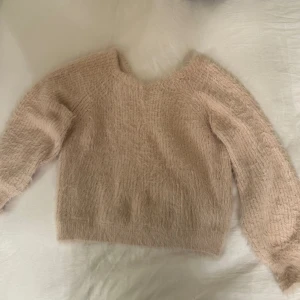 Fluffig stickad tröja från bikbok - Supersöt ljusrosa stickad tröja från bikbok med fluff. Storlek M  V-ringad i ryggen 