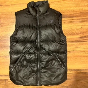 The north face väst - Snygg väst i herrmodell xs. Passar dam i xs också. Lite sliten längst ner vid dragkedjan. Kan skicka bild till den som är intresserad. Modell 700.