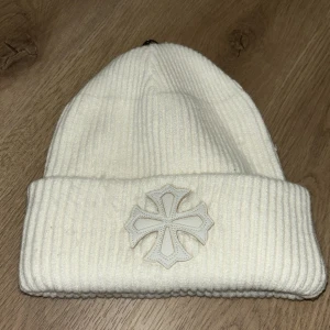Bootleg Chrome Hearts mössa - Vit bootleg CH mössa i asgött material.