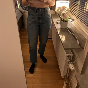 Levi’s 501 cropped jeans  - Säljer ett par blåa Levis 501 cropped jeans. Längd 26 och waist 27. Endast använda några få gånger. Väldigt fint skick. Jag är 161 cm för referens. 