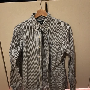 Skjorta - Regular fit  Knappt använd 