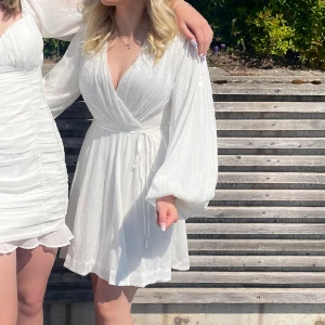 Studentklänning - Säljer denna vita paljett klänning från bubbleroom, perfekt inför studenten. Endast använd 1 gång och har inga defekter. Köpt för 999kr.