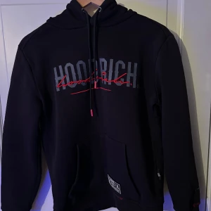 Hoodrich  - Säljer denna hoodie då den inte används längre. Skulle säga att den är i skicket 7,5/10 då jag ägt den i ett år ungefär.