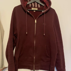 Burberry hoodie  - Super bra skick använd fåtal gånger  Size XL fits L  Såklart äkta  