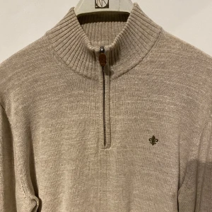 Morris halt zip - Säljer en Morris halfzip då den inte används längre. Skriv gärna om ni har nån fråga! Ny pris 1600kr