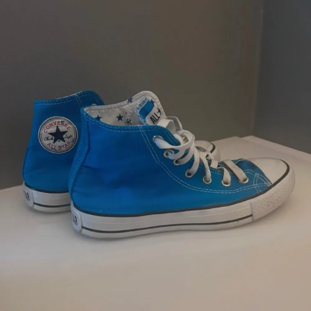 Blå FAKE converse skor!! Visste inte att de var fake när jag köpte dem här på plick och säljer dem nu. . Skor.