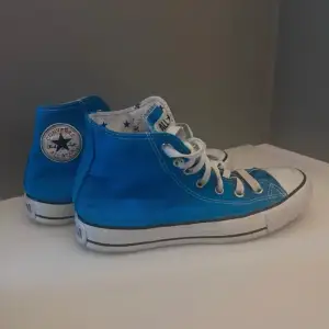 Blå FAKE converse skor!! Visste inte att de var fake när jag köpte dem här på plick och säljer dem nu. 