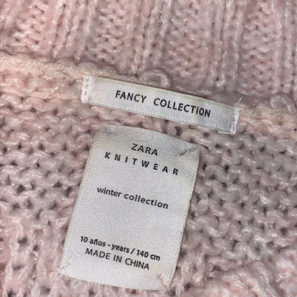 Säljer min fina rosa stickade tröja fårn Zara,Jätte fint skick.Den är i storlek 140, 10 år men jag skulle säga att den är lite större.. Hoodies.