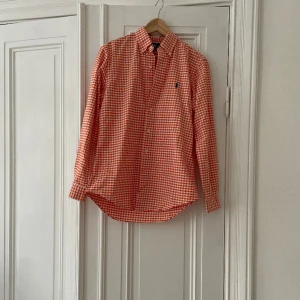 Ralph Lauren Skjorta  - Ralph Lauren skjorta  Orange & vit rutig  Mycket fint begagnat skick 