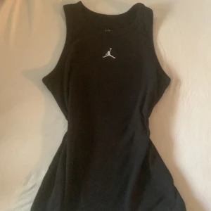 Jordan linne  - Svart linne i perfekt skick😊❤️ från märket Jordans