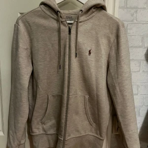 Ralph lauren zip hoodie  - Riktigt snygg zip hoodie från Ralph lauren som kallas ”polo tech”. Nypris ca 1700kr. Skönt material och sitter snyggt på också! Såklart äkta och i mycket bra skick! Pris går alltid att diskutera! Tveka inte att skicka iväg ett meddelande vid frågor🤝 