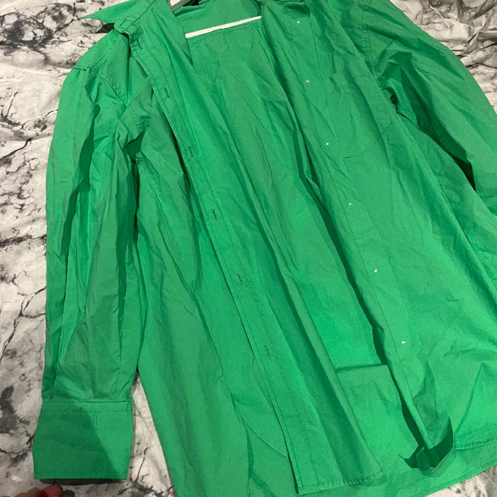 Säljer en tunn, grön oversized skjorta från Zara i stl. S Aldrig använd och säljer för 100kr+frakt. (Kan i vissa fall mötas upp)😊. Skjortor.