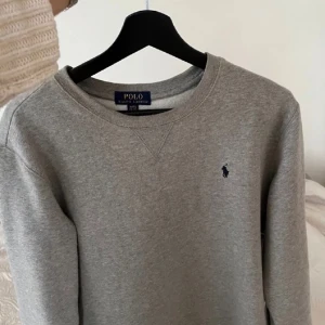Ralph lauren tröja! - Grå Ralph lauren tröja! Passar både tjejer och killar, helt oanvänd! Storlek M