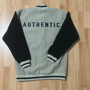 Fin beige jacka från gina - Helt nytt skick, använd en gång. S-från gina, passar dock som L också. Säljer denna fina jackan för att den inte kommer till användning. Passar många storlekar. 