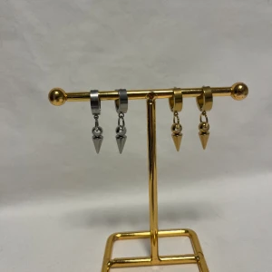 Örhängen  - Väldigt snygga örhängen! Finns i guld och silver.  Köp för 89kr/st Eller 159kr/paret. Modell 143 Smyckes ställningen finns även att köpa för 299kr!