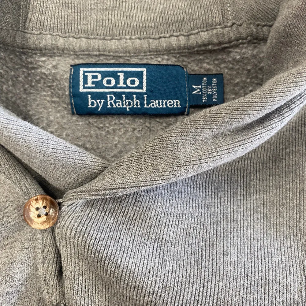 Säljer nu denna polo Ralph lauren tröjan, väldigt klassisk i stilen.   Säljer endast för att den inte passar.   Storlek M . Hoodies.