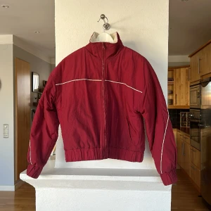 Jacka  - En lite retro jacka som är ulliga på insidan (dock inte i armarna vilket du ser på bild 3). Perfekt nu till våren⭐️⭐️ Står inte någon storlek men jag uppskattar att de är S.