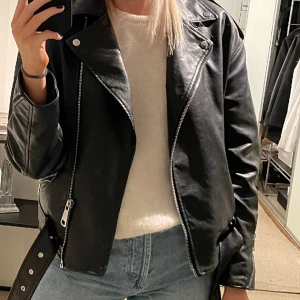 Skinnjacka - Säljer min skinnjacka från missguided. Det är storlek 36 men har blivit för liten för mig💗 
