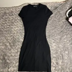 En svart kortärmad basic vardags klänning från New Yorker♥️ Storlek: S♥️ ♥️♥️♥️