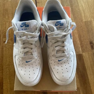 Air force 1 - Fint skick, inga defekter. Skickar gärna fler foton om det önskas. Ingen frakt, träffas någonstans i Stockholmsområdet vid köp.